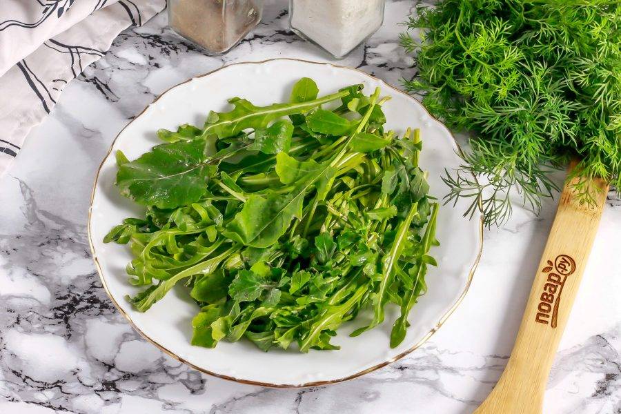 Песто с рукколой рецепт. Пашот с рукколой. Салат с рукколой и яйцом пашот.