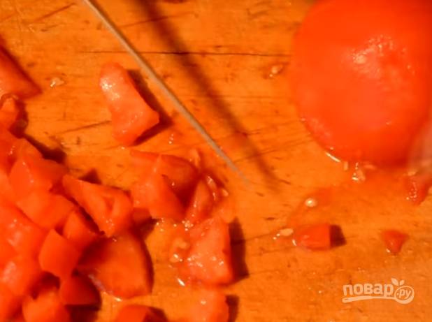 3.	Очищенные томаты измельчаем небольшим кубиком. 