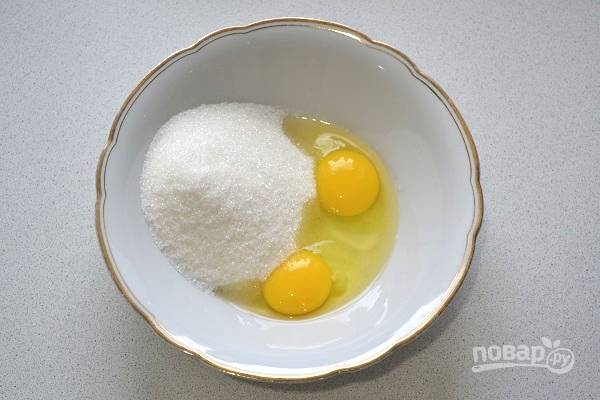 11. Когда коржи готовы, можно заняться кремом. Соедините сахар и яйца, взбейте до однородности. 