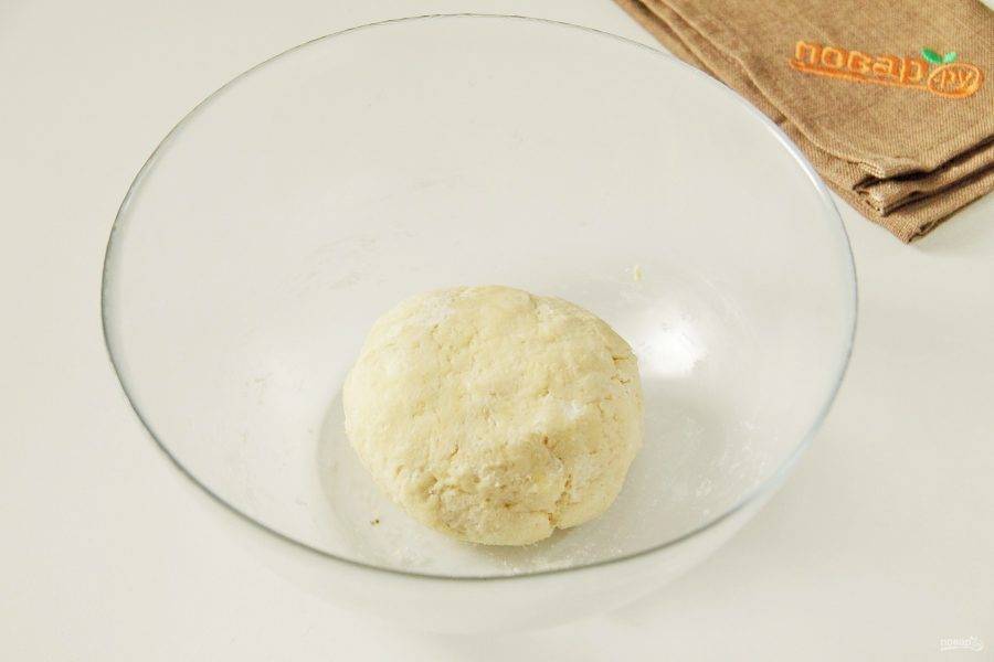4. Перемешайте, влейте ложку ледяной воды и замесите мягкое тесто. Соберите его в шар, заверните в пленку и уберите в холодильник на 30 минут.
