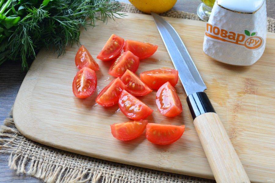 Нарежьте помидоры дольками.