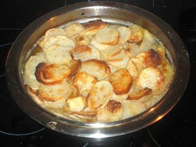 3. Солим, перчим картофель, и заливаем сверху полученным сметанным соусом. Отправляем запекаться в хорошо разогретой духовке.