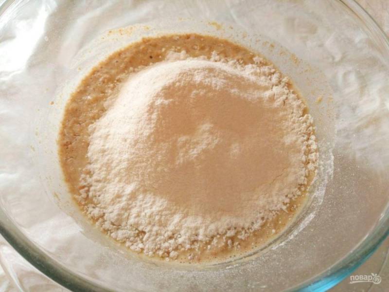 Оставив 100 грамм белой муки для приготовления крошки, порциями  всыпьте её при просеивании в тесто. Тщательно перемешайте его ложкой.