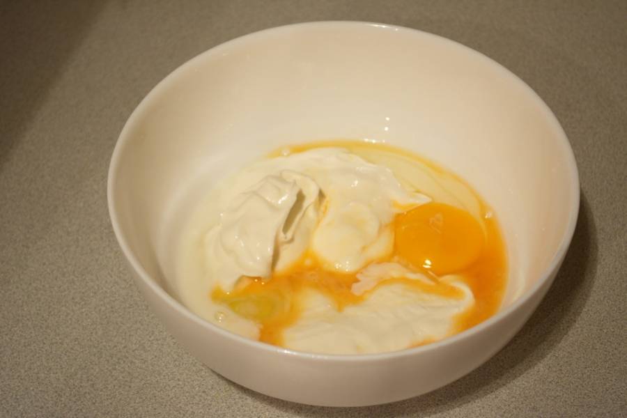 Сметану или кефир поместите в миску. Добавьте яйца, разрыхлитель, соль, перец. Взбейте.