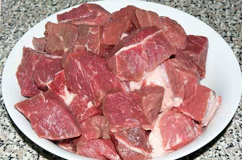 1. Свинину нужно вымыть и просушить. Нарезать кубиками, довольно крупными. Чтобы рецепт приготовления тушеной свинины на сковороде занял минимум времени мясо можно нарезать маленькими кусочками. 