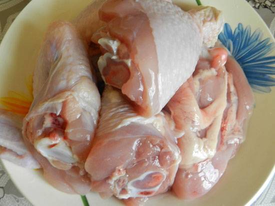 Курицу порезать на куски, помыть, обсушить.