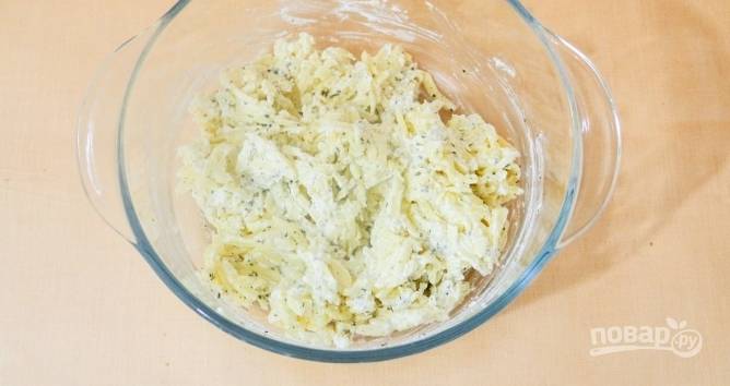 Теперь подготовьте начинку. Для этого натрите моцареллу на крупной терке, положите сыр в миску. Добавьте к нему сметану, щепотку соли, прованские травы и пропущенный через пресс чеснок. 