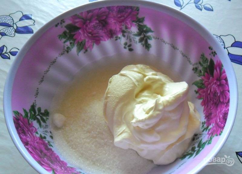 11.	Для крема: в миску кладу сметану, добавляю сахар и взбиваю до растворения крупинок.