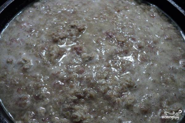 1. К фаршу добавьте соль, пропущенные через мясорубку лук и чеснок (можно мелко нарезать его ножом), перемешайте. Выложите получившуюся массу на разогретую сковороду, залейте водой и протушите на протяжение 7-10 минут до готовности. Желательно не выпаривать всю воду, тогда макаронник будет более сочным.