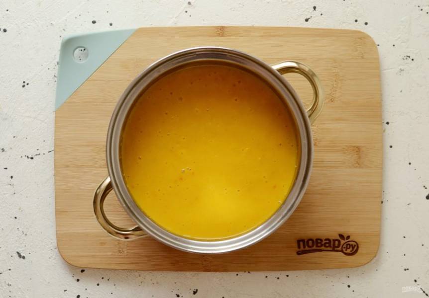 Извлеките из супа стебель лемонграсса и измельчите суп блендером до состояния пюре. Посолите и приправьте сахаром суп, снова доведите до кипения и снимите с плиты.
