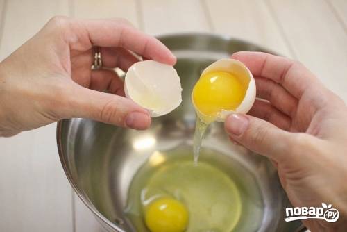 1. В глубокую мисочку отправьте яйцо и 5 белков. Добавьте щепотку соли и взбейте венчиком. 