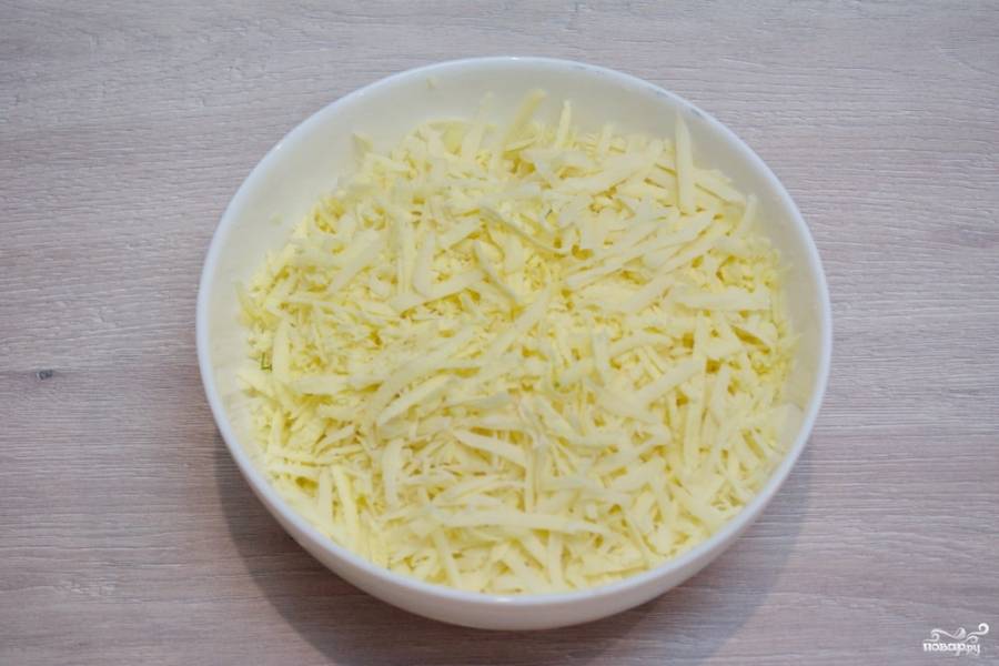 Натрите на терке твердый сыр. Я использую "Адыгейский" или "Кавказский" сулугуни.