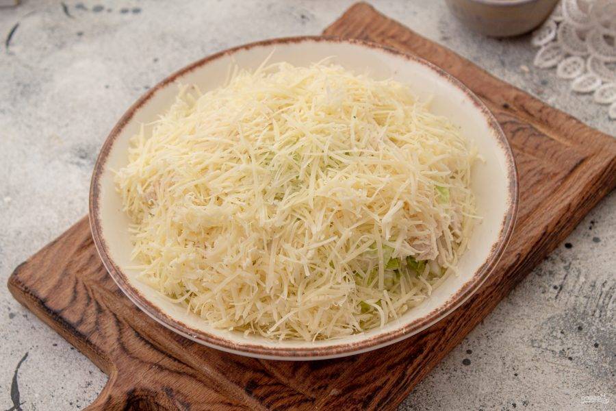 Сыр натрите на мелкой терке и посыпьте салат.