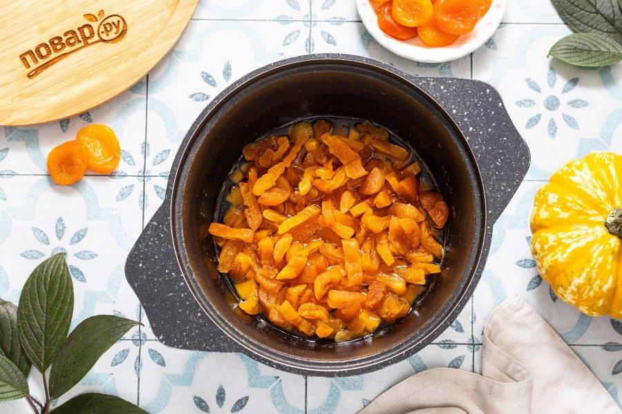 Добавьте курагу, перемешайте и варите еще 20 минут.