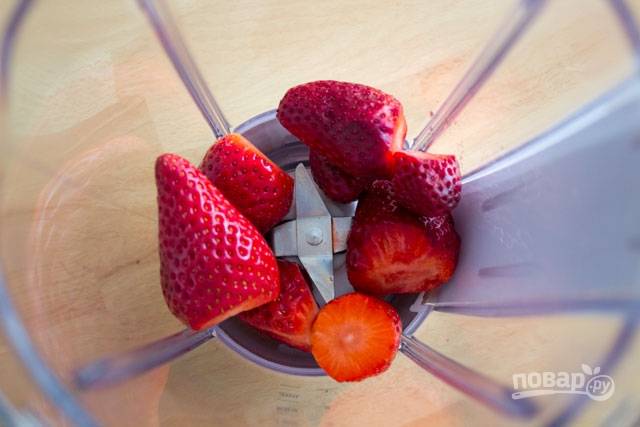 7. Вымойте и обсушите ягоды, удалите хвостики. Отправьте в чашу блендера. 