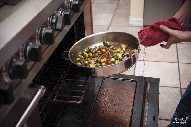 Румяную брюссельскую капусту вместе с прошутто и луком поместите в духовку на несколько минут (до 10). Можете доставать и наслаждаться изысканным обедом! 