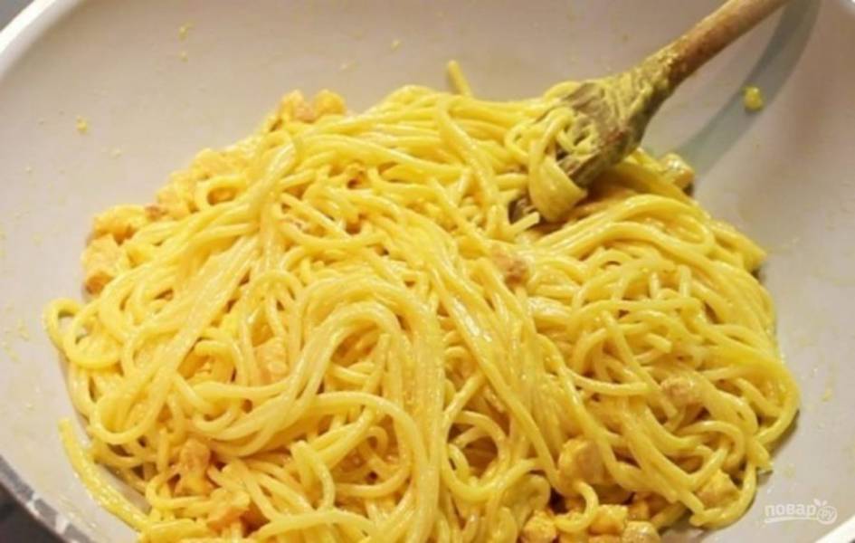 Обжарьте немного спагетти с соусом.