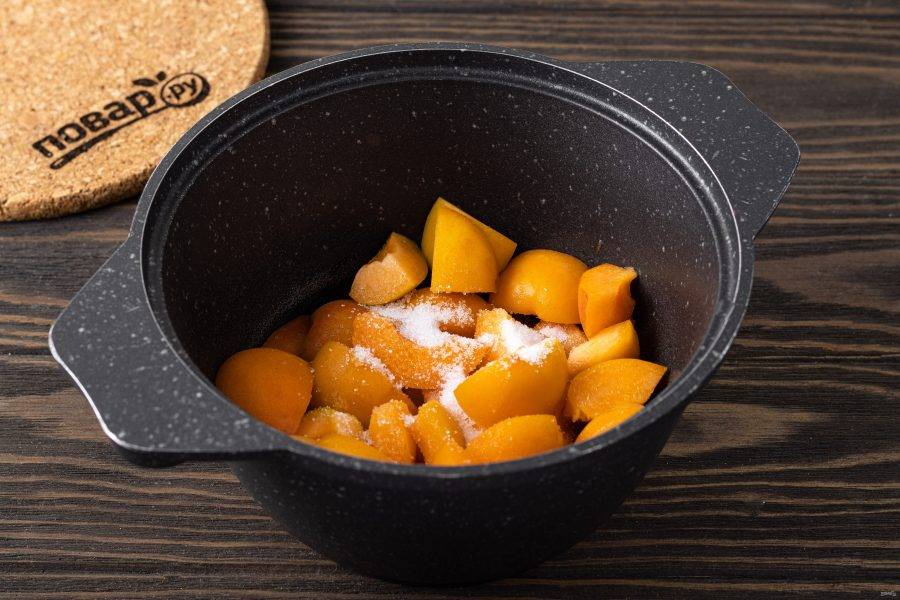 Переложите абрикосы в кастрюлю с толстым дном, влейте 1-2 ложки воды. Добавьте стевию и на небольшом огне доведите до кипения.