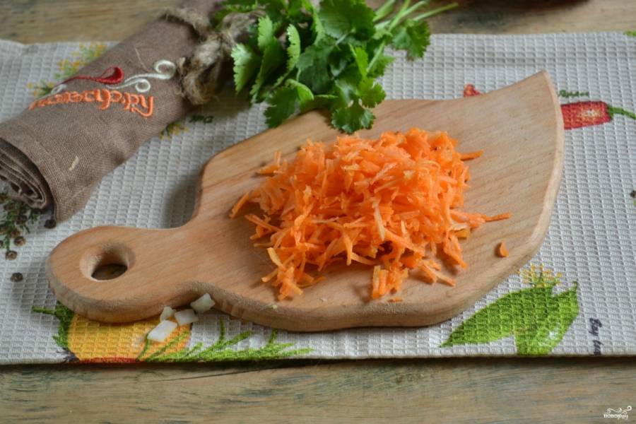 Морковь натрите на мелкой тёрке.