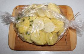 Картошка с мясом в рукаве в духовке