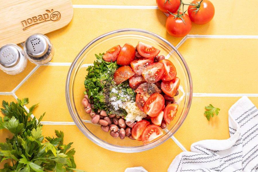 Посолите и поперчите по вкусу.