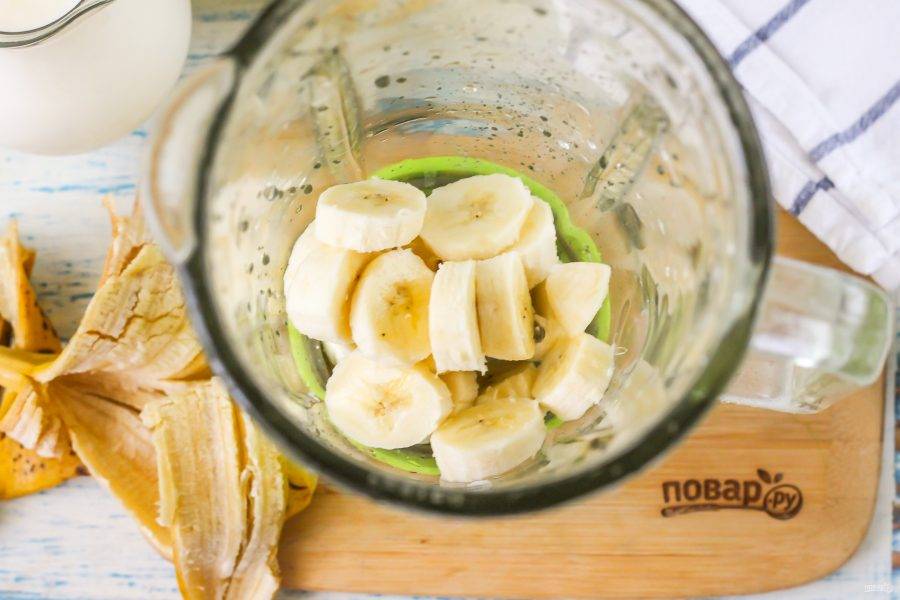 Банан очистите от кожуры и нарежьте небольшими кружочками прямо в чашу блендера.
