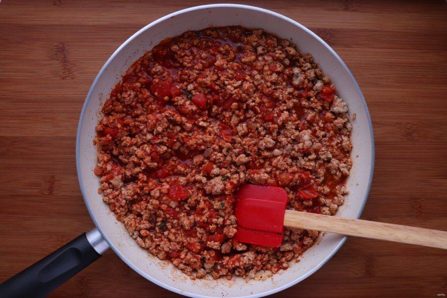 Затем добавьте нарезанные томаты вместе с соком, готовьте пока сок не выпарится. 