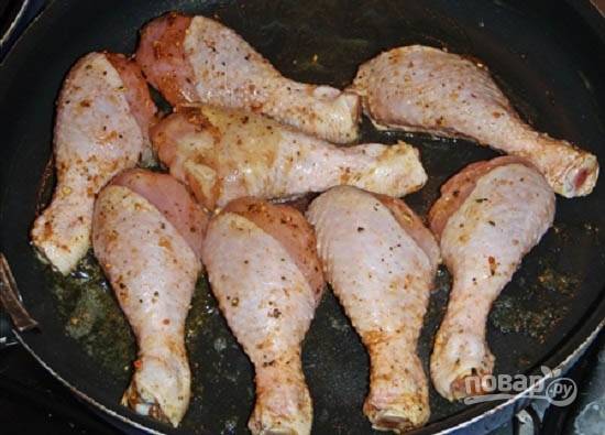 Куриные голени надо обсыпать специями и солью и обжарить до готовности на растительном масле.