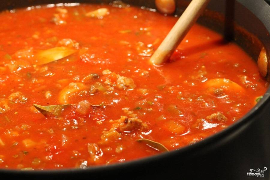 Подлива из свинины рецепт с томатной. Мясной подлив. Мясо в томатном соусе. Соус мясная подливка. Соус томатный на мясном бульоне.