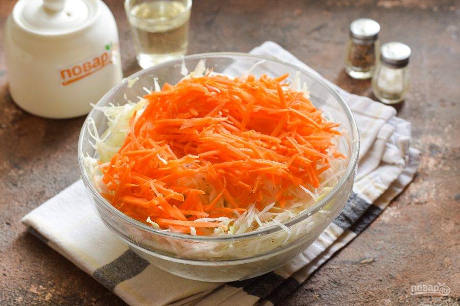 Морковь натрите на терке для корейской моркови. Добавьте морковь к капусте и перемешайте.