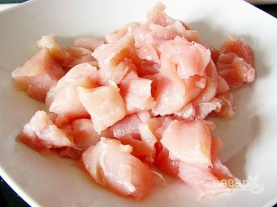 Куриную грудку помоем и обсушим, затем нарежем на небольшие кусочки.