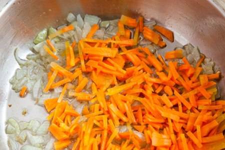 Затем очистите лук, измельчите его и положите на заранее разогретую сковороду, смазанную растительным маслом. Когда лук слегка поджарится, добавьте к нему мелко нашинкованную морковь. 