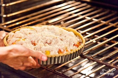 Пирог отправляем запекаться в предварительно разогретую до 220 градусов духовку примерно на 30-40 минут.