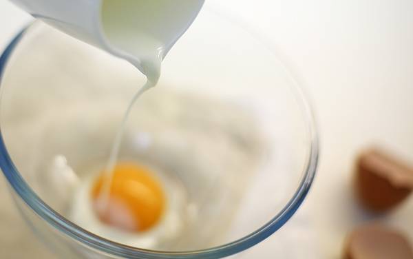 6. Для приготовления крема соедините желток и молоко. 