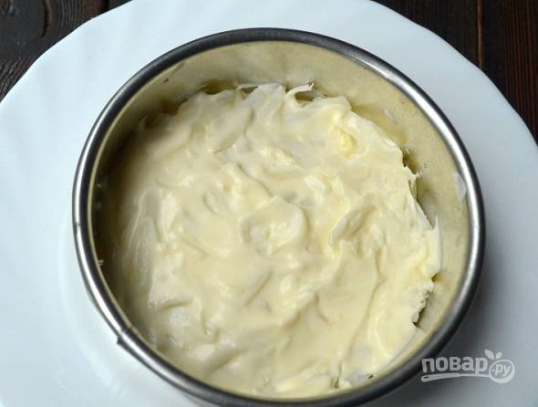 3. На дно тарелки для подачи выложите тертый картофель. Присыпьте солью и смажьте майонезом. Можно собирать блюдо в глубоком салатнике или оформить с помощью кольца, например.