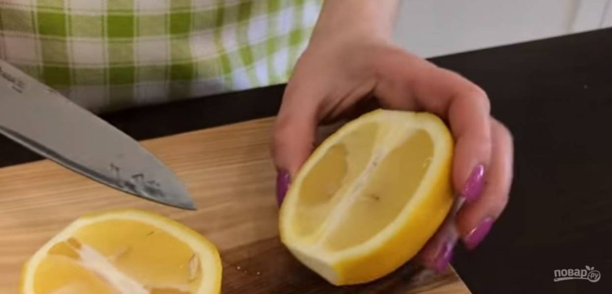 4. Лимон очистите от косточек, выложите в чашу блендера и перебейте с сахаром. Мягкое масло взбейте миксером. Густую манку остудите и добавьте к маслу, снова взбейте до однородности. 