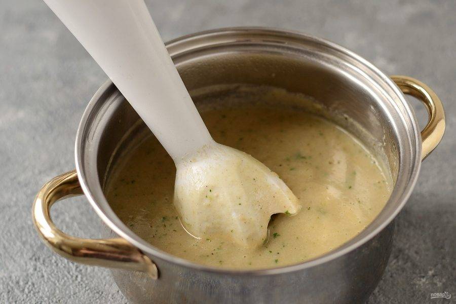 Измельчите суп блендером до консистенции пюре.