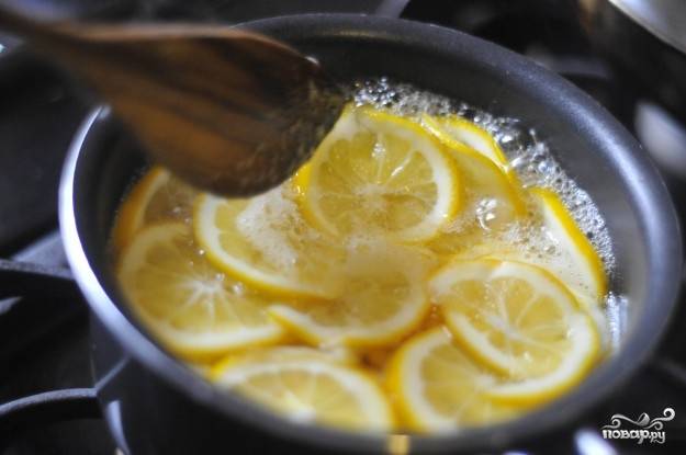 Каждые 5 минут не забывайте их помешивать. Не забудьте попробовать лимон в конце приготовления – он ни в коем случае не должен быть горьким. 