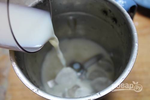 3. Влейте холодное молоко. 
