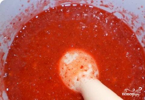 3. Прокрутить через мясорубку клубнику вместе с сахаром. Я использовала блендер.