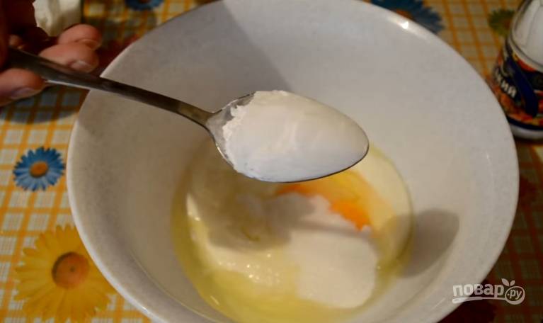 5.	Тем временем займемся начинкой: в миску вливаем сметану, добавляем яйца, сахарный песок, ваниль, крахмал (2 столовые ложки). Хорошенько перемешиваем массу венчиком.