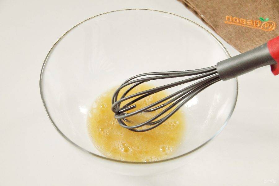 3. В глубокой миске взбейте яйцо с солью.
