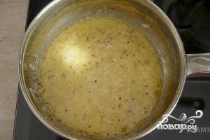 Когда сыр полностью раствориться, кастрюлю снять с плиты и добавить в нее яйца и хорошо перемешать.