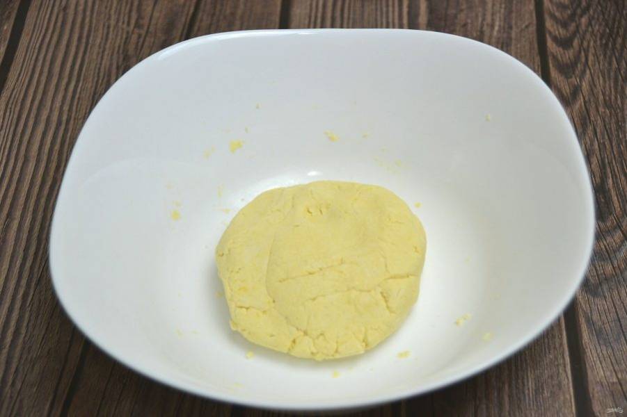 Замесите тесто, оно будет сыпучим, но при этом его можно собрать в шар. Накройте пленкой и оставьте тесто для брожения на 2-3 часа.