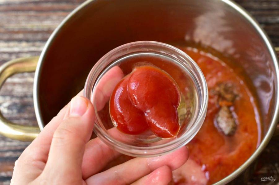 Туда же выложите томатную пасту или кетчуп.
