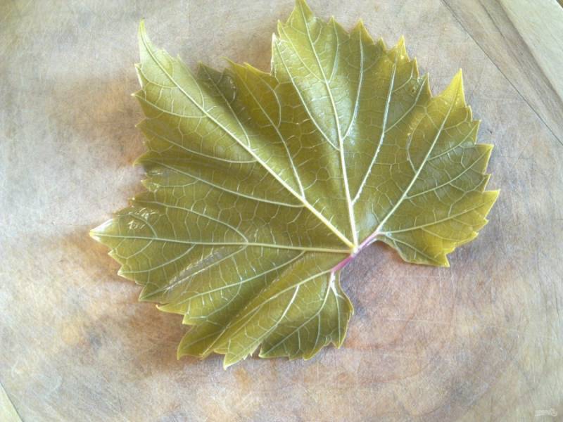 Обрежьте хвостики с черешками с виноградных листьев. 