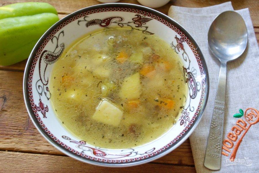 Варите суп около 15-20 минут до готовности овощей. Разлейте суп по мисочкам и подайте к столу горячим.