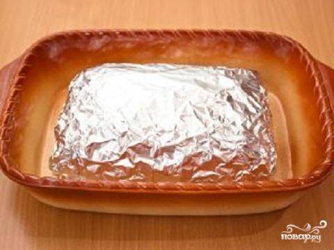 4. Прогреть духовку до 180 градусов и поставить туда форму или лист с мясом. Мясо будет готовиться 1,5 часа. За это время мясо можно не трогать и не открывать. После этого достать форму из духовки и открыть фольгу. Наступает самый ответственный момент. Надо позаботиться о внешнем виде нашего мяса. Из мяса обязательно вытопится сок. Полить мясо этим соком. Температуру в духовке нужно поднять до 220 градусов. Поставить мясо обратно в духовку, чтобы образовалось золотистая аппетитная корочка. Для этого нужно еще 25-30 минут. Мясо, приготовленное таким образом, можно есть как в горячем, так и в холодном виде.