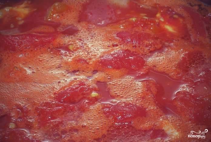 В лук добавляем тушеные с чесноком помидоры. Заливаем литром воды, кипятим, а затем выключаем огонь.