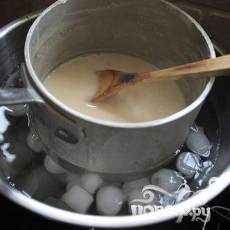 5. Поместить кастрюлю в миску с ледяной  водой и размешать смесь, пока она не охладится, около 5 минут.